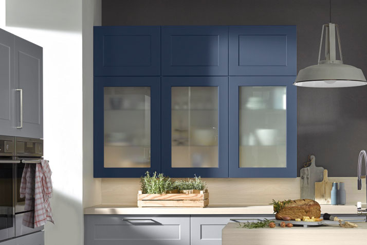 Cocina azul, mobiliario con marco suave, diseño Mairena del Alcor